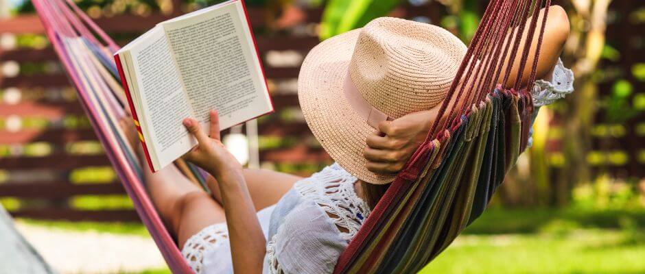 mulher lendo livro na rede