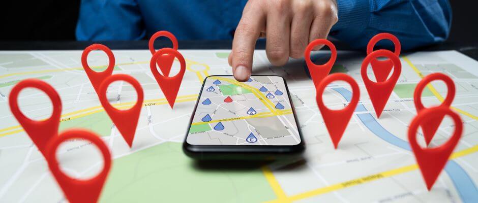 pessoa pesquisando o google maps no celular