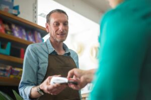 Confiança do cliente vale mais que preço: por que seu marketing começa na experiência de quem já compra de você